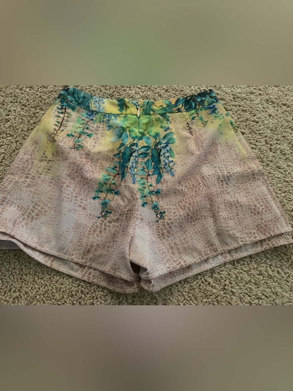 Brand new Bebe Floral Vine Print Women's Shorts in Teal and Yellow